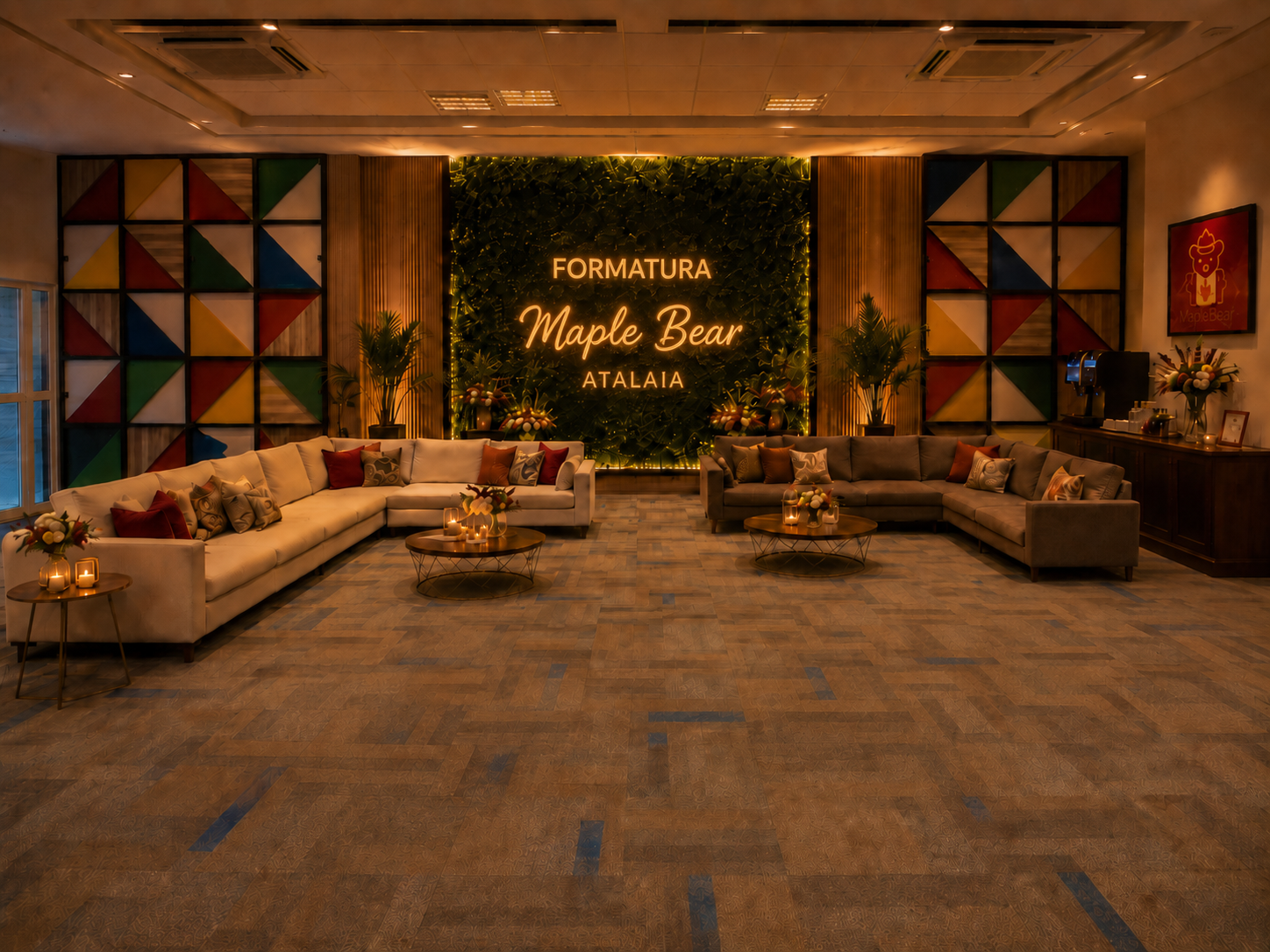 Lounge com muro inglês, sofás, luz quente e assinatura Maple Bear